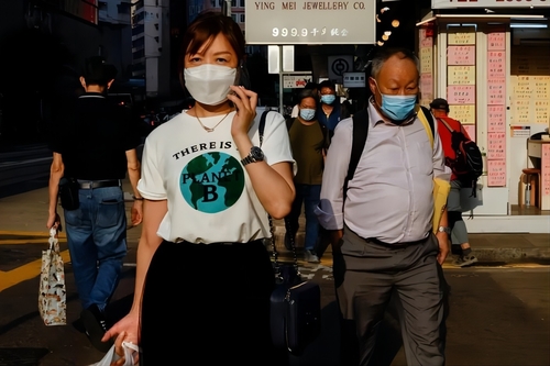 Latest company news about Hong Kong, 1 Mart'tan itibaren COVID maske zorunluluğunu kaldıracak
